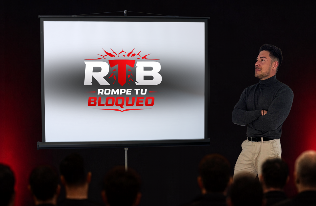 Álvaro presentando el método Rompe tu Bloqueo en directo ante una sala llena de asistentes